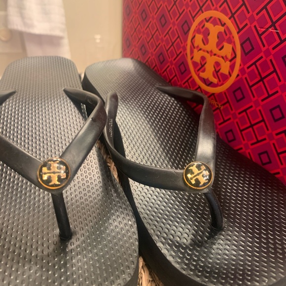 Tory Burch size 9 flip flops - Picture 3 of 6